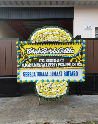 Papan Bunga Duka di Waropen Bawah